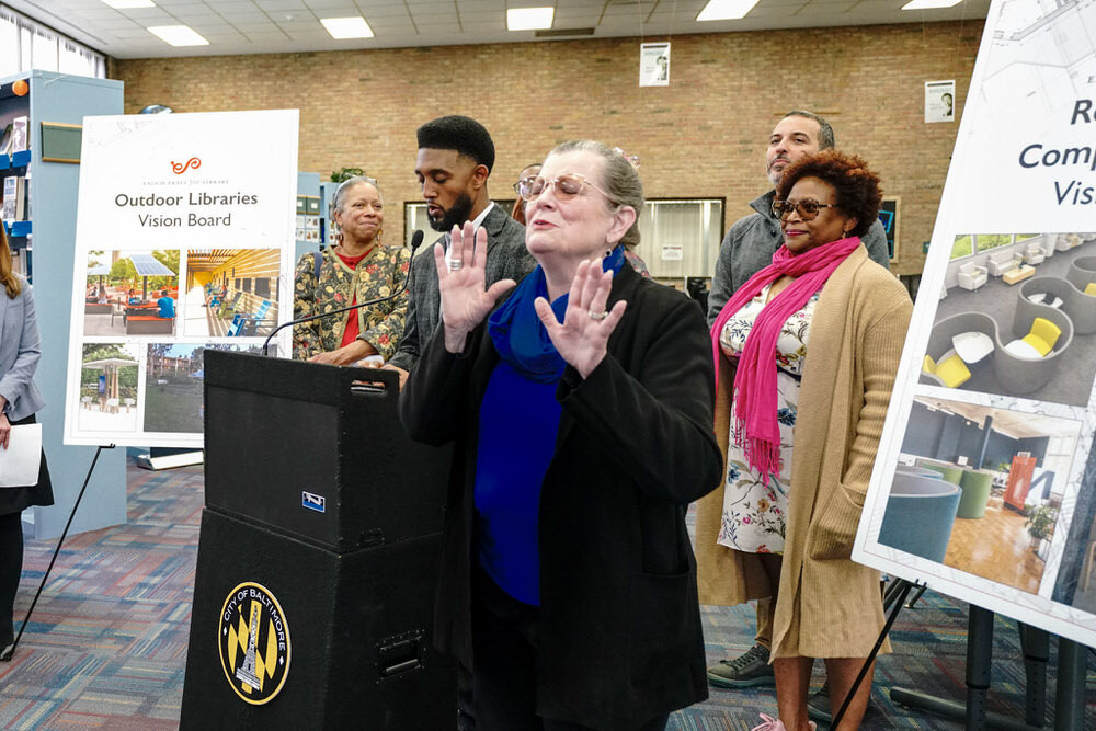 renovation planning presentation with politicians, stakeholders, and a sign language interpreter